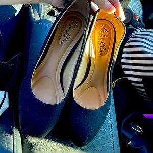 Classy black heels size 7.5!  Very classy.  About 2.5 inch heels 💓